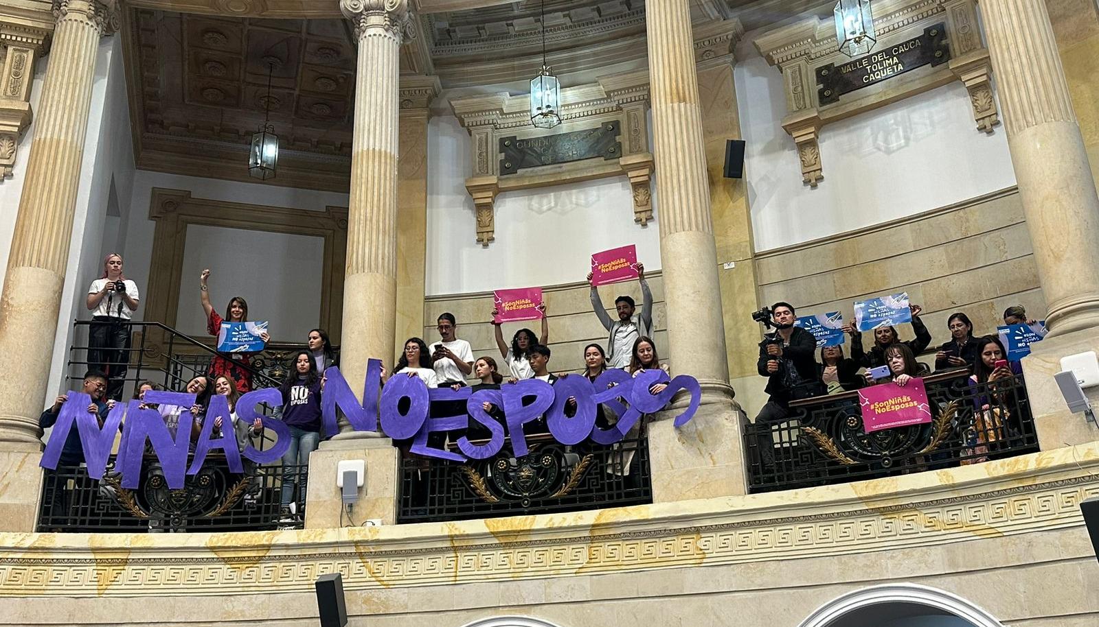 Asistentes en el Congreso celebran la aprobación de la mencionada ley. 