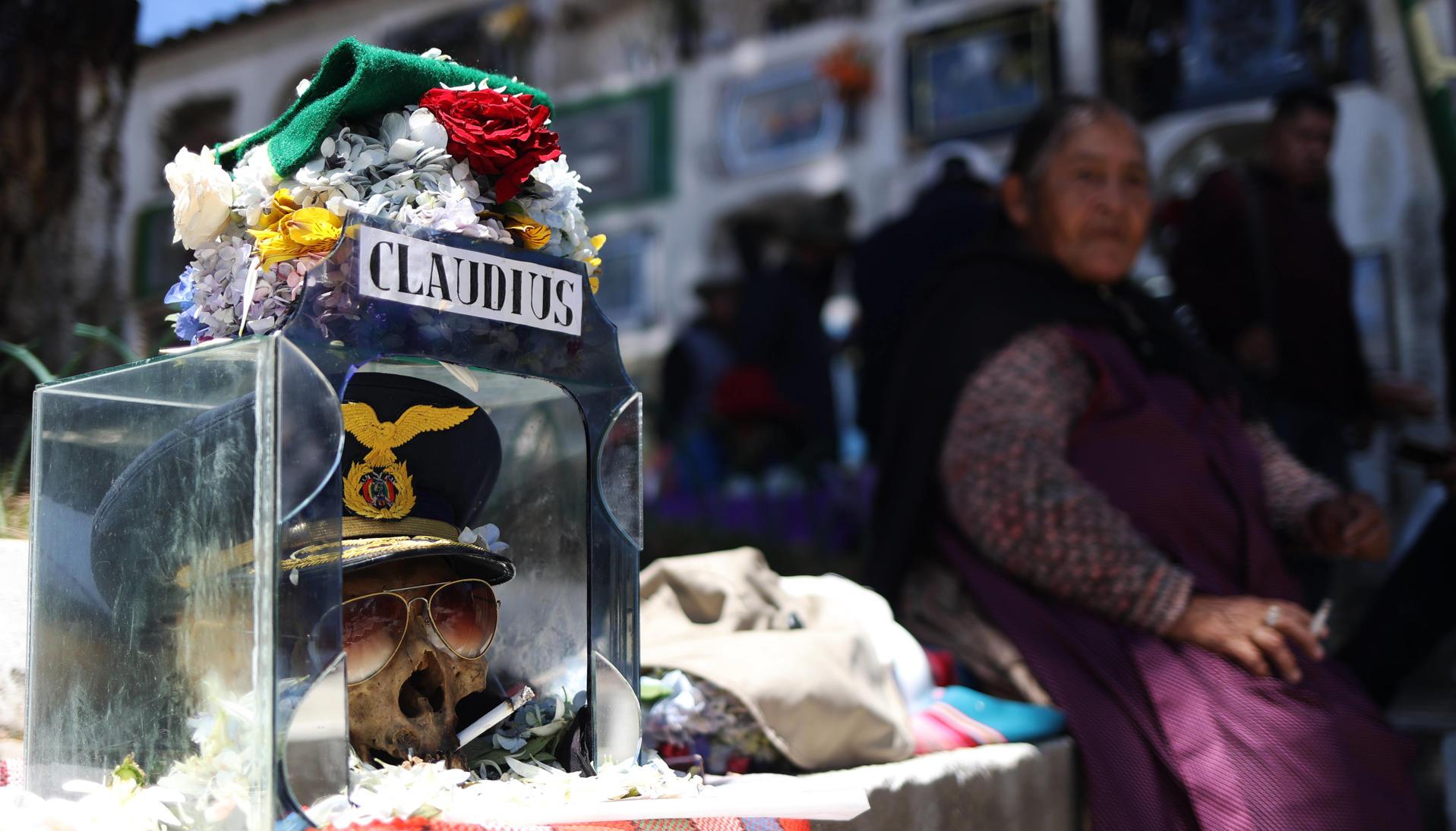 Cráneo humano o "ñatita" en el cementerio general durante la celebración.