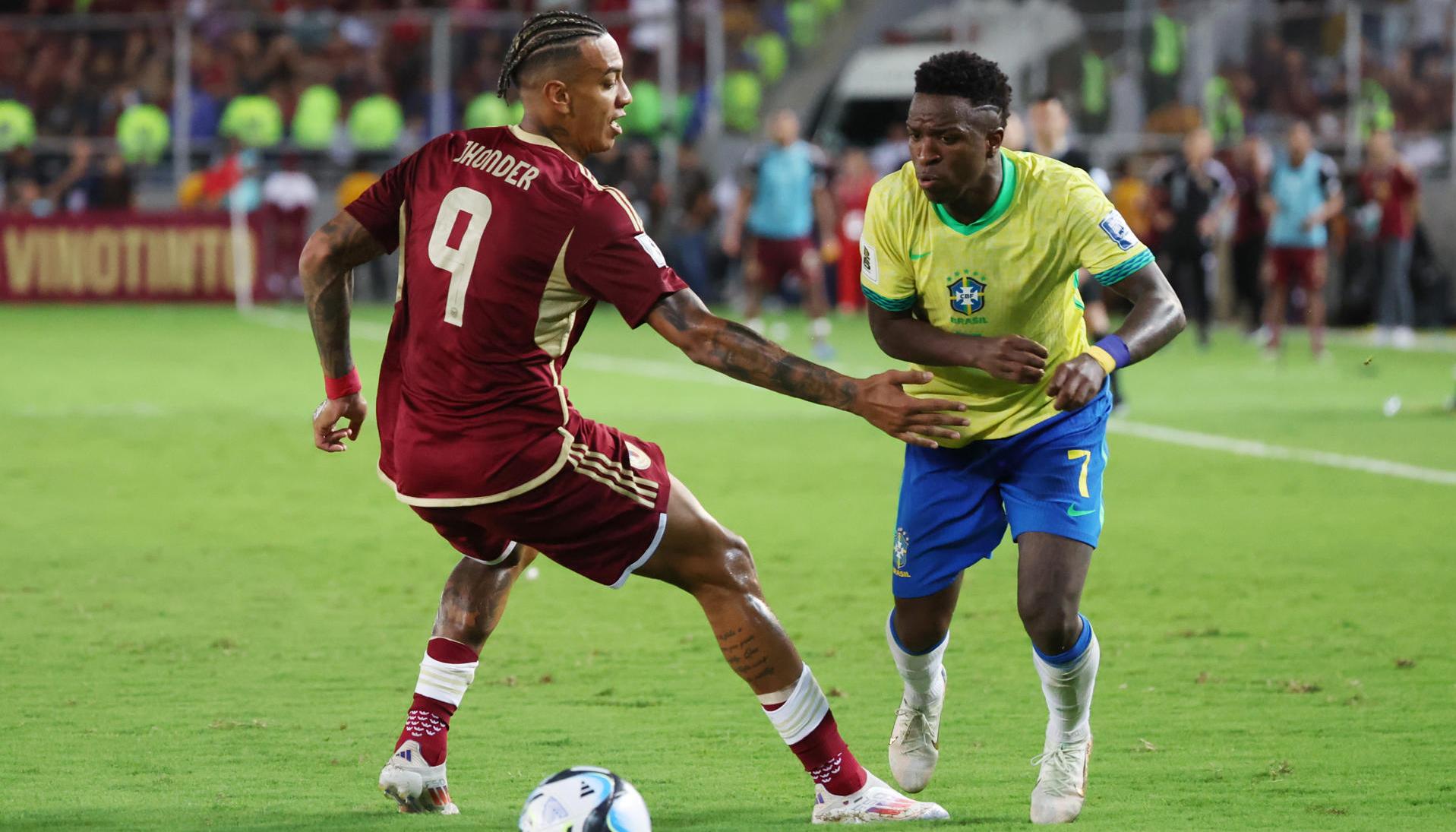 Vinícius Jr. enfrentando a un rival venezolano.