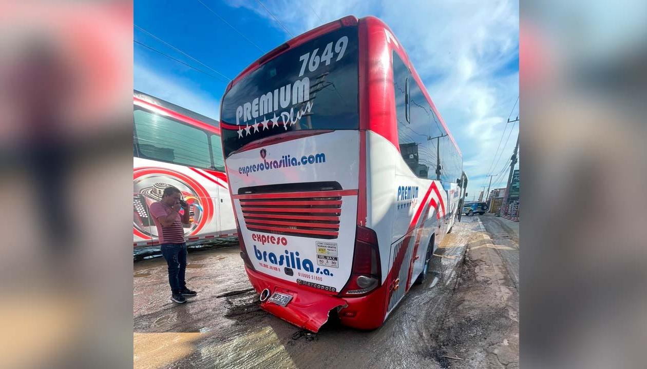 El bus de Brasilia atascado este martes en el tramo en mal estado de la Circunvalar. 