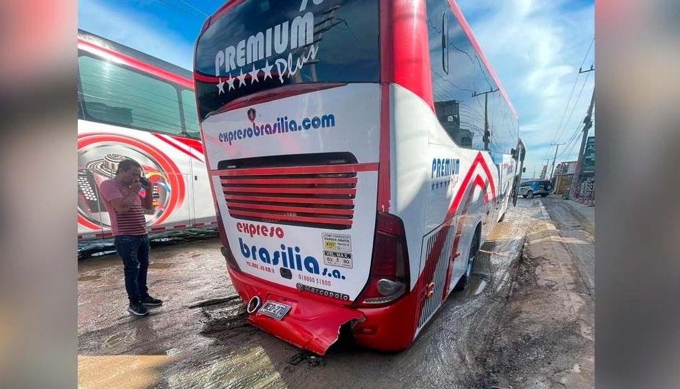 El bus de Brasilia atascado este martes en el tramo en mal estado de la Circunvalar.