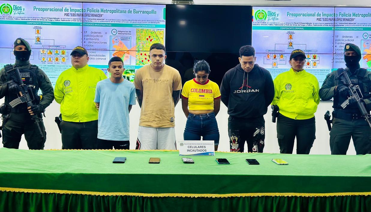 Un grupo de los capturados presentado por las autoridades.