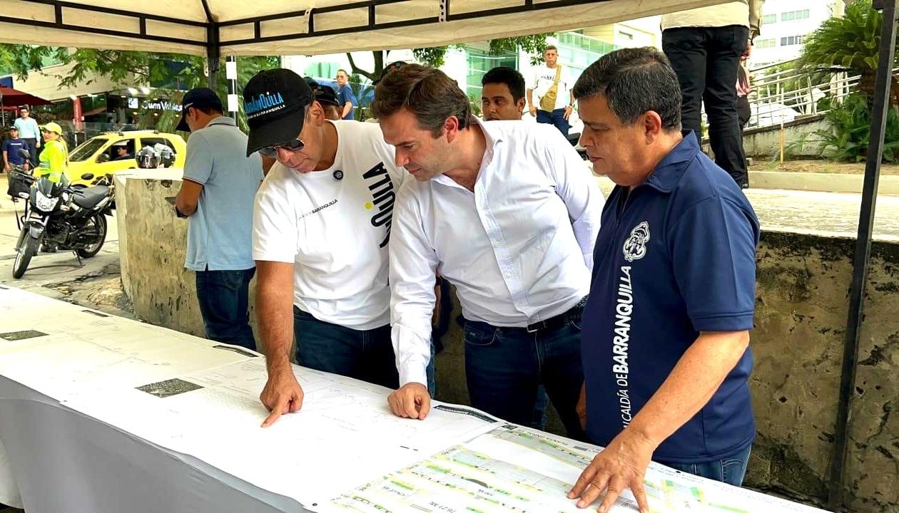 Alcalde Alejandro Char durante la revisión de los planes del proyecto de canalización del arroyo de la 85.