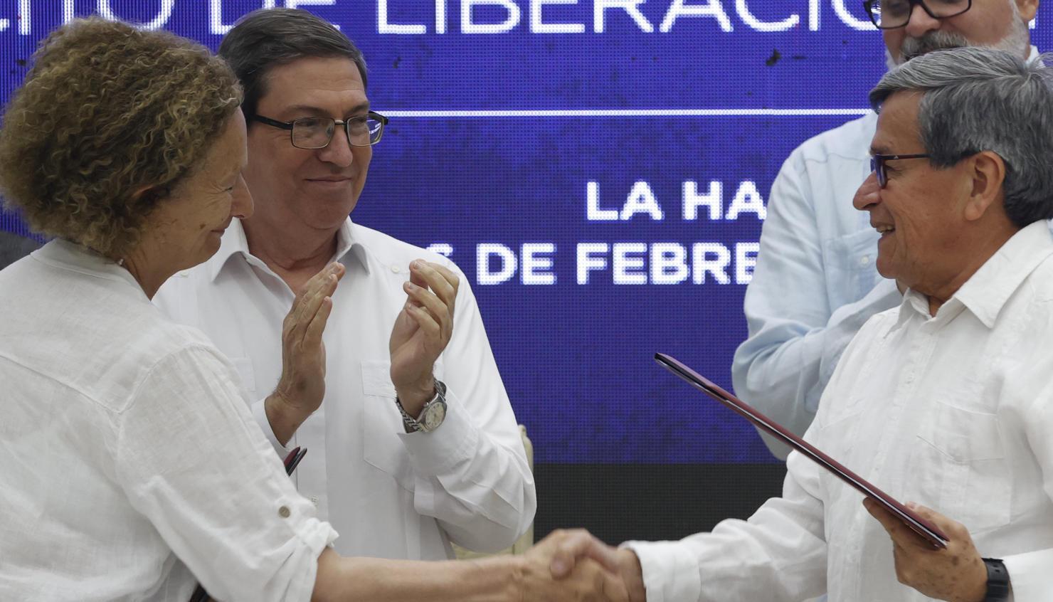 Vera Grabe, jefa del equipo de negociación del Gobierno de Colombia, y Pablo Beltrán, jefe negociador del ELN.