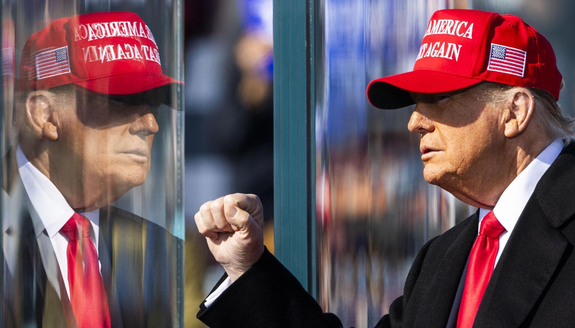 Donald Trump con su tradicional gorra.