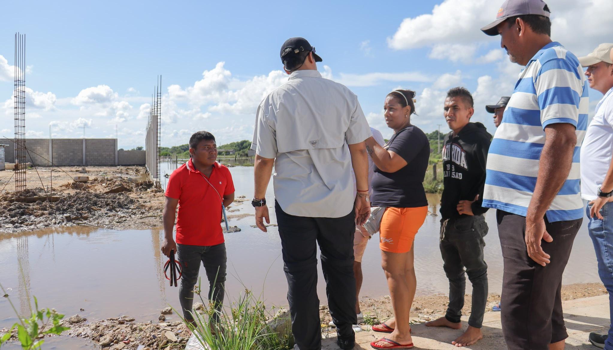 El gobernador con la comunidad afectada por inundaciones.