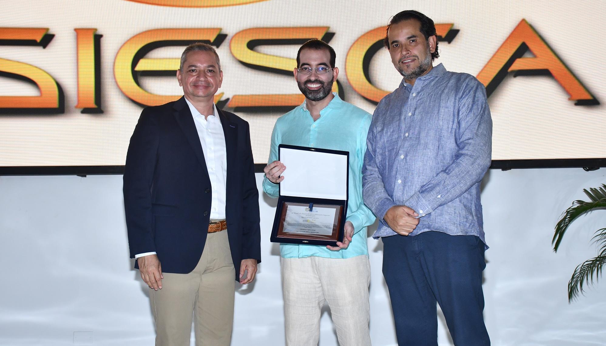 José Rafael Consuegra Machado, presidente de Asiesca en representación de Unisimón, recibió distinciones que varias IES afiliadas confirieron a la asociación. 