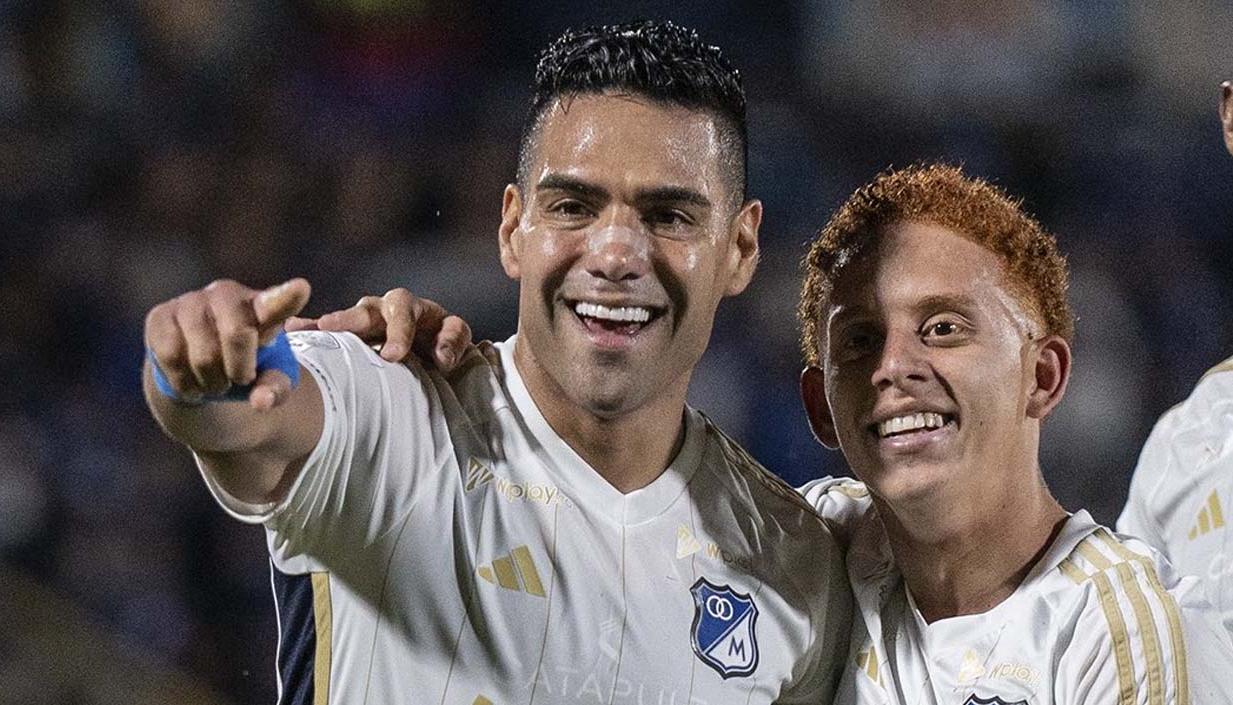 Falcao García celebra con su compañero de equipo Juan José Ramírez. 