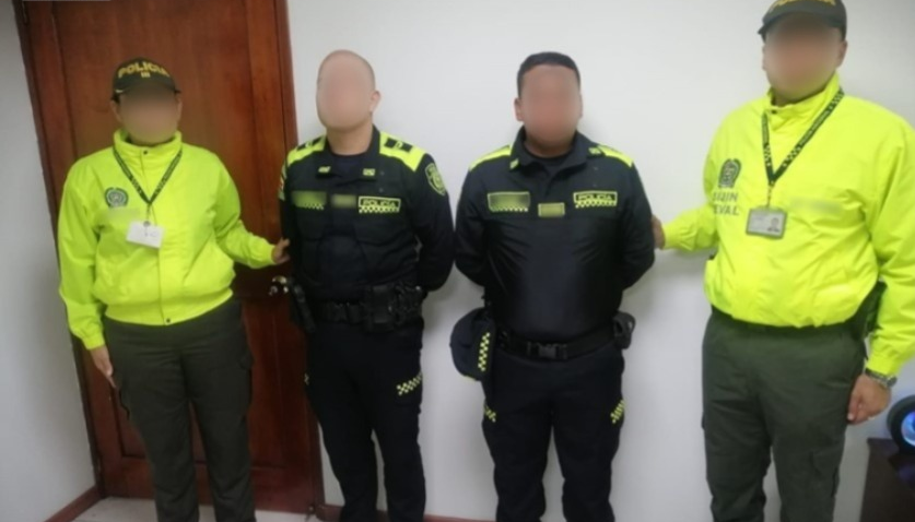 Autoridades junto a los capturados.