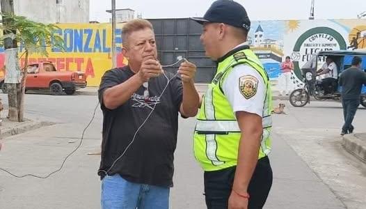 El periodista Leonardo Rivas Espinoza, de camiseta negra.