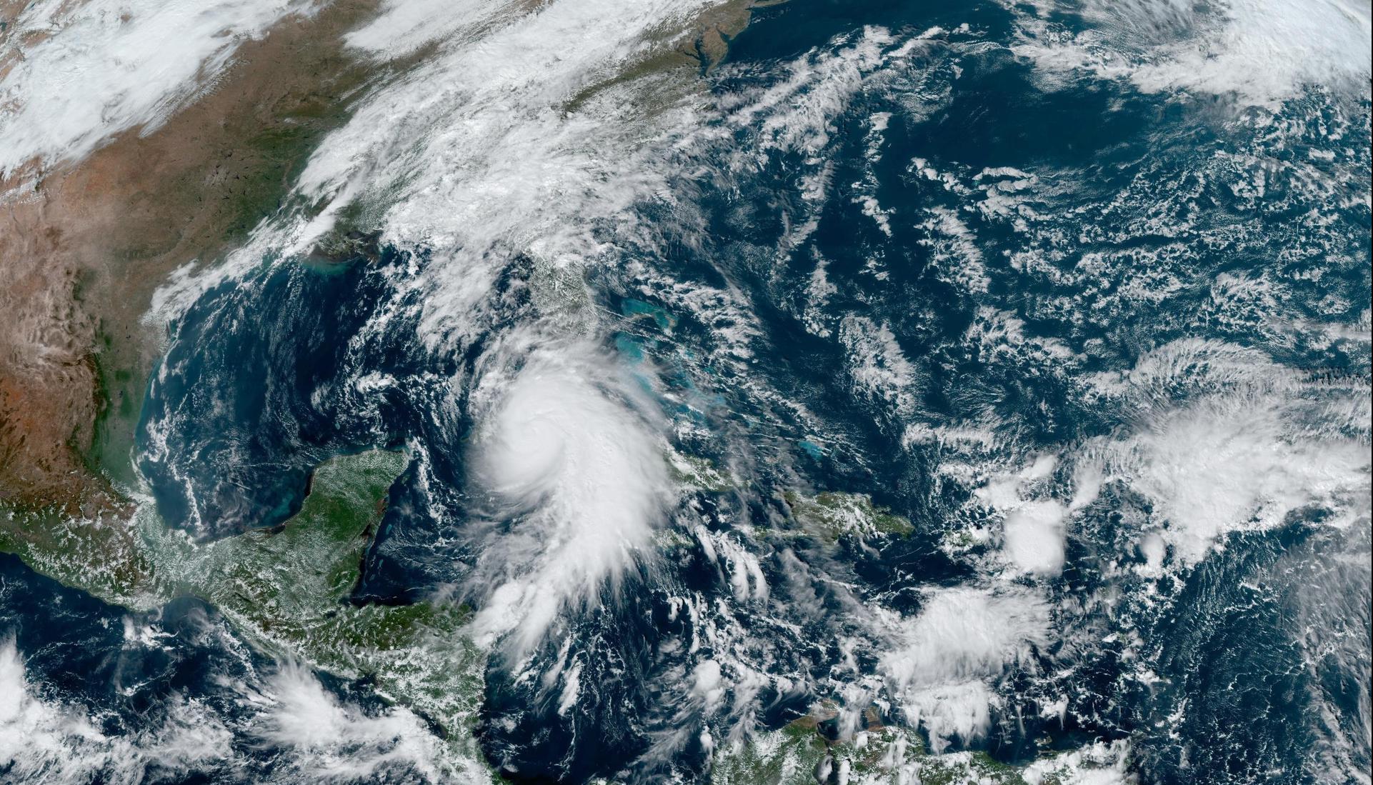 Imagen satelital del huracán Rafael sobre la isla de Cuba. 