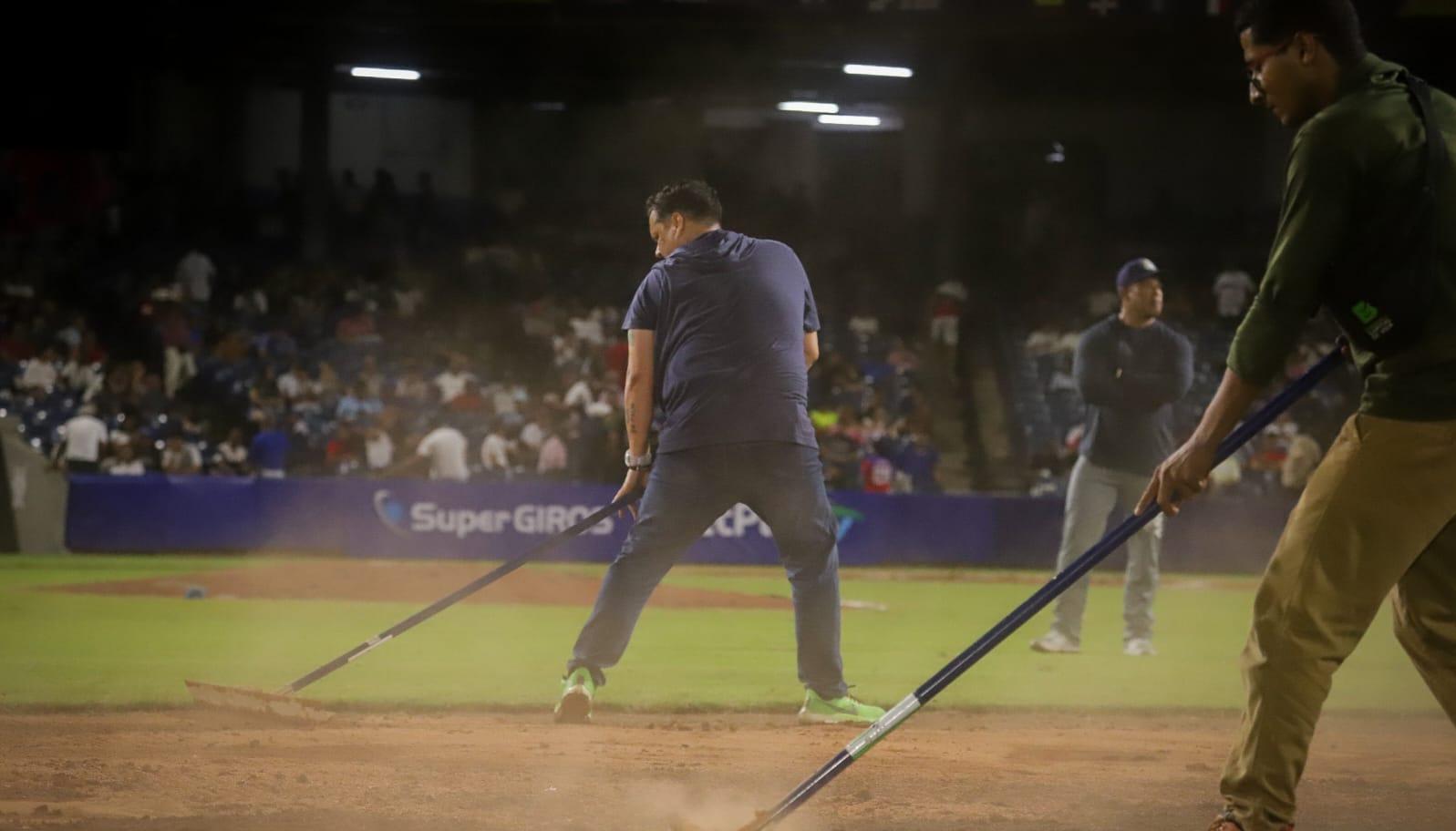 Más de una hora duraron los trabajos de reacondicionamiento del terreno de juego del Édgar Rentería. 