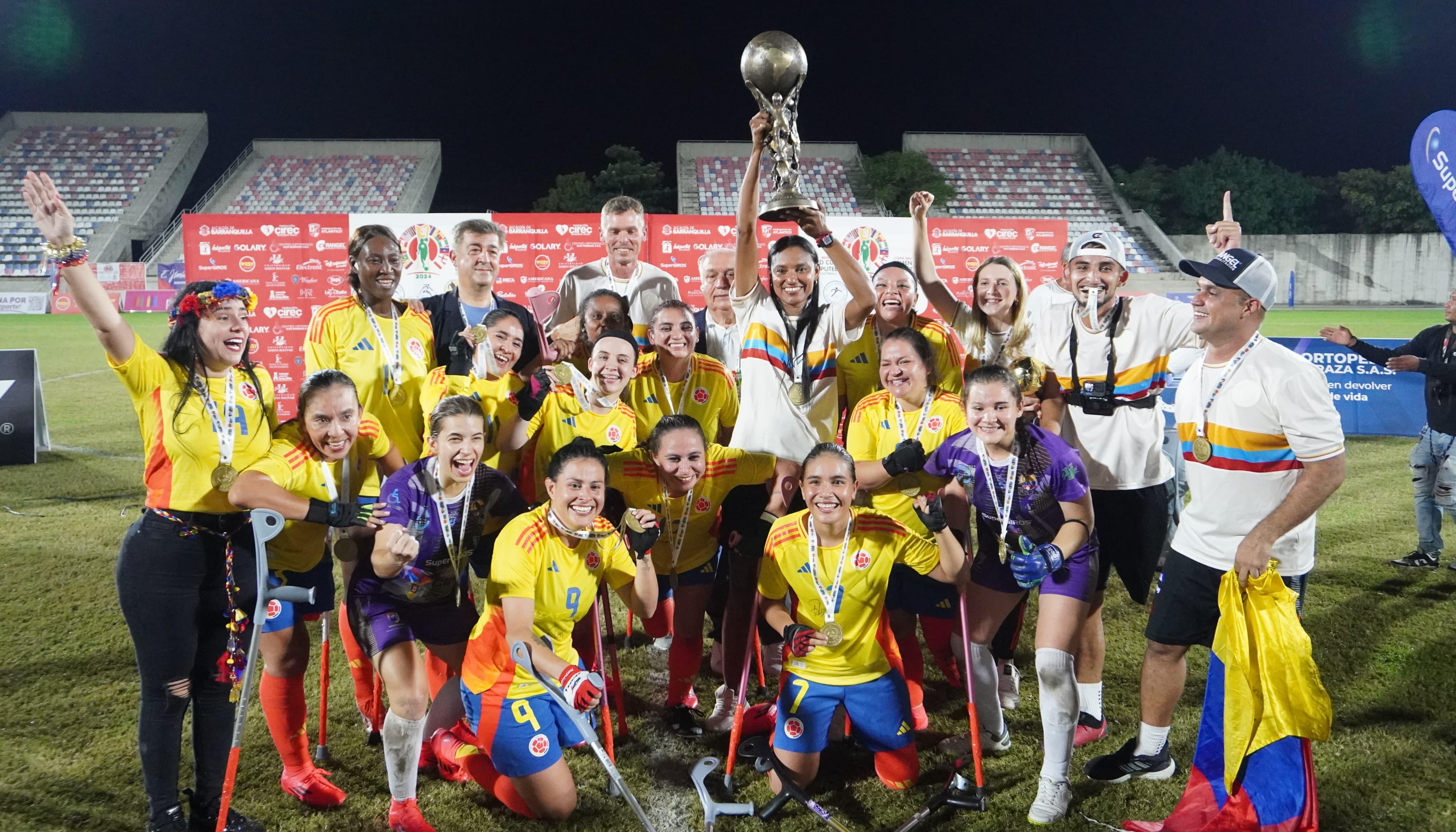 ​​​​Integrantes de la Selección Colombia tras recibir el trofeo. 