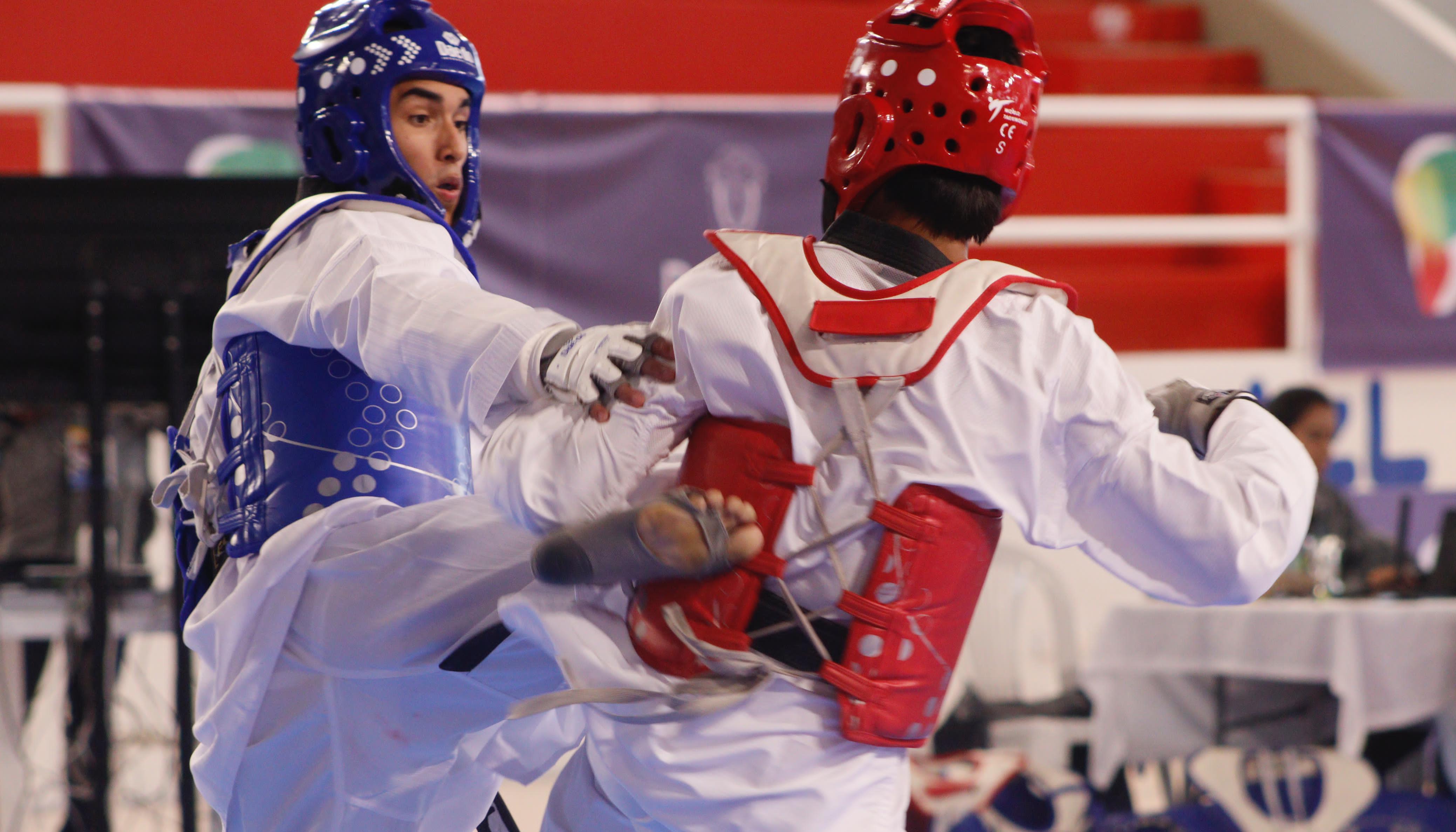 El taewondista atlanticense Elías Ahumada (azul) en su combate final contra Johan Angola.