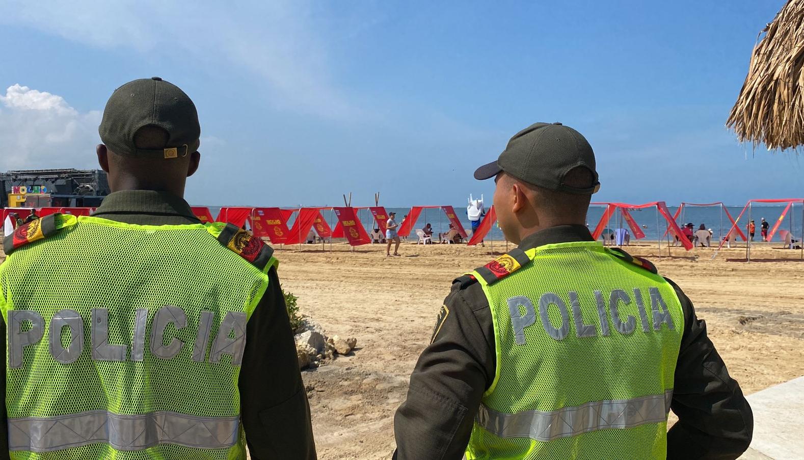 Unidades de la Policía en la playa de Puerto Mocho. 