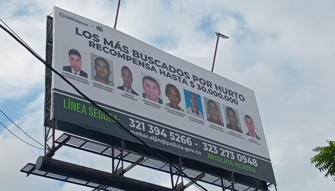 Cartel de los más buscados en valla gigante en el norte de Barranquilla. 