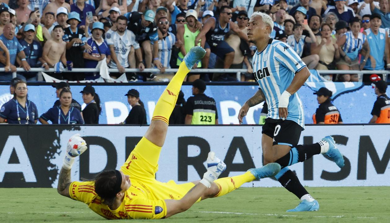 Momento del gol de Roger Martínez.