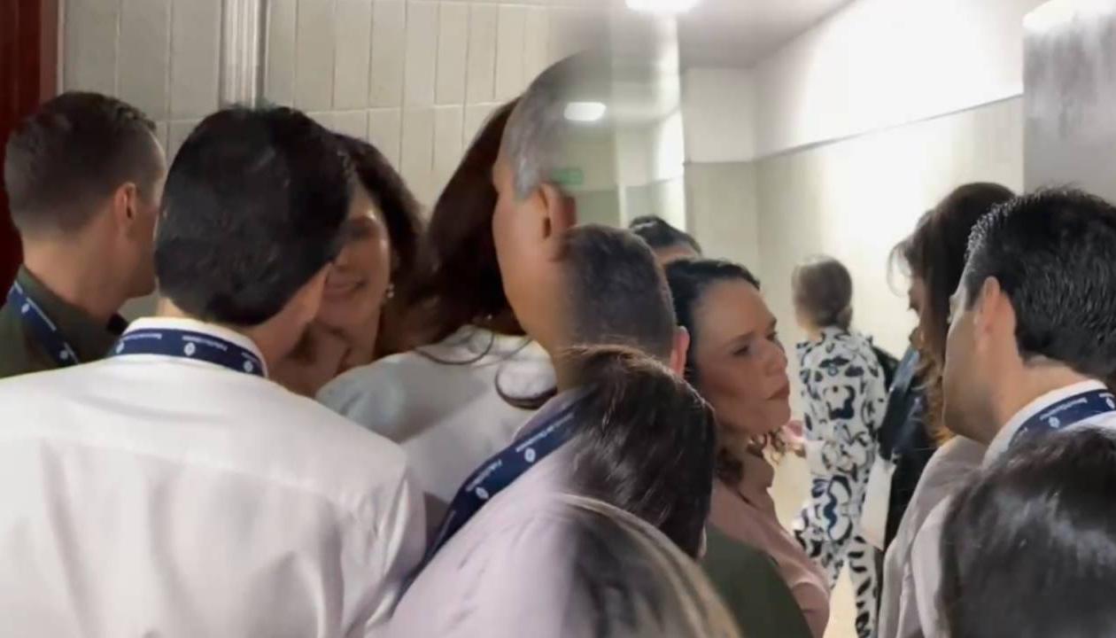 Senador Mauricio Gómez con la ministra de Transporte, María Constanza García.