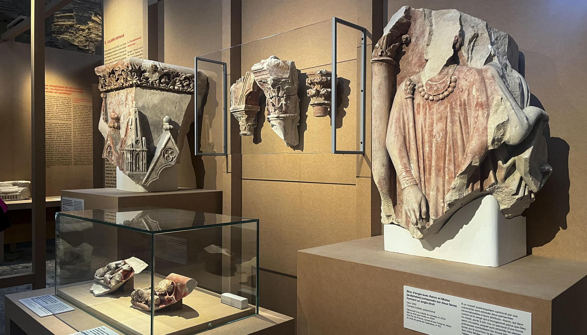 Imagen de la exposición de mas de 120 fragmentos escultóricos expuestos en el Museo Cluny de Historia Medieval de Paris.