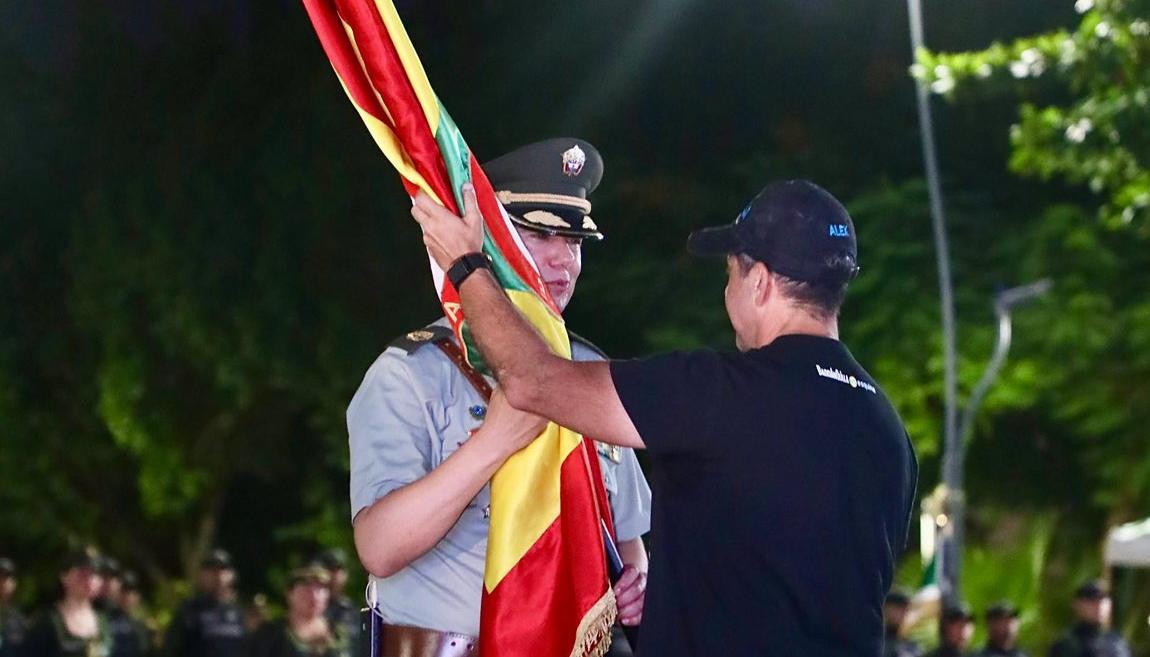 El alcalde Alejandro Char dando la bienvenida al nuevo comandante de la Policía Metropolitana. 