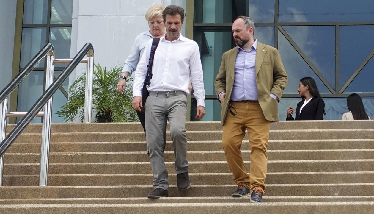 El padre de Daniel Sancho y el criminólogo Ramón Chippirrás, en el tribunal.