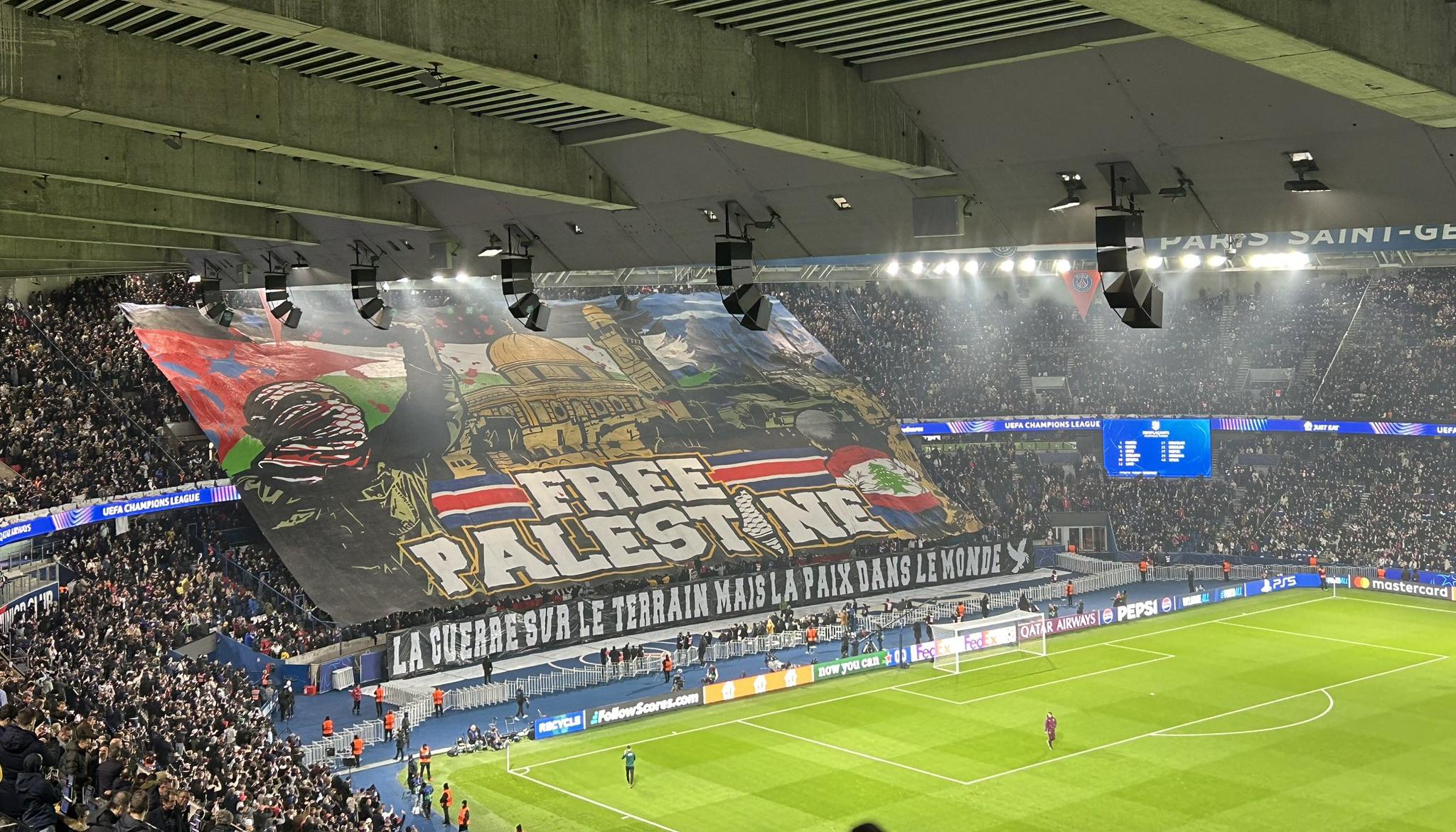 El tifo que desplegó la hinchada del PSG.