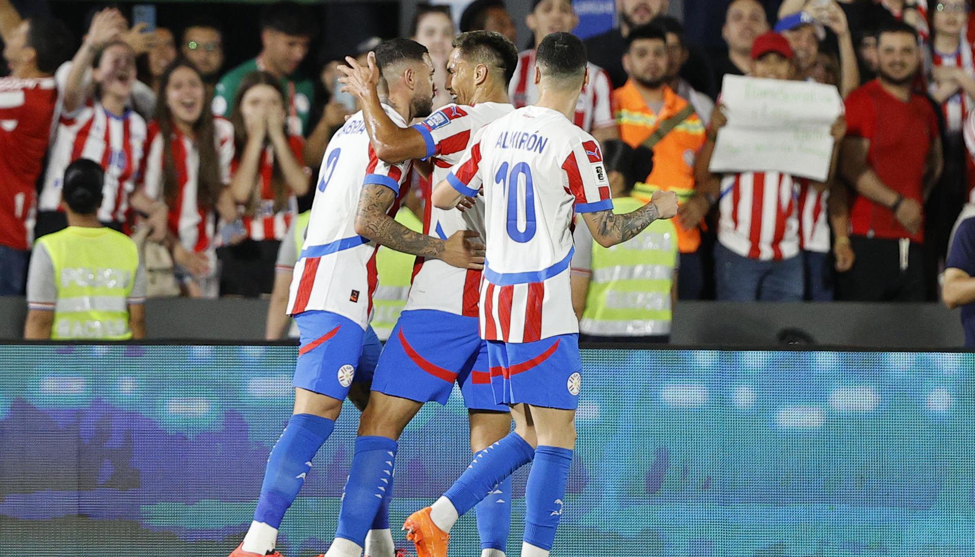 Selección de Paraguay celebrando el triunfo ante Argentina. 