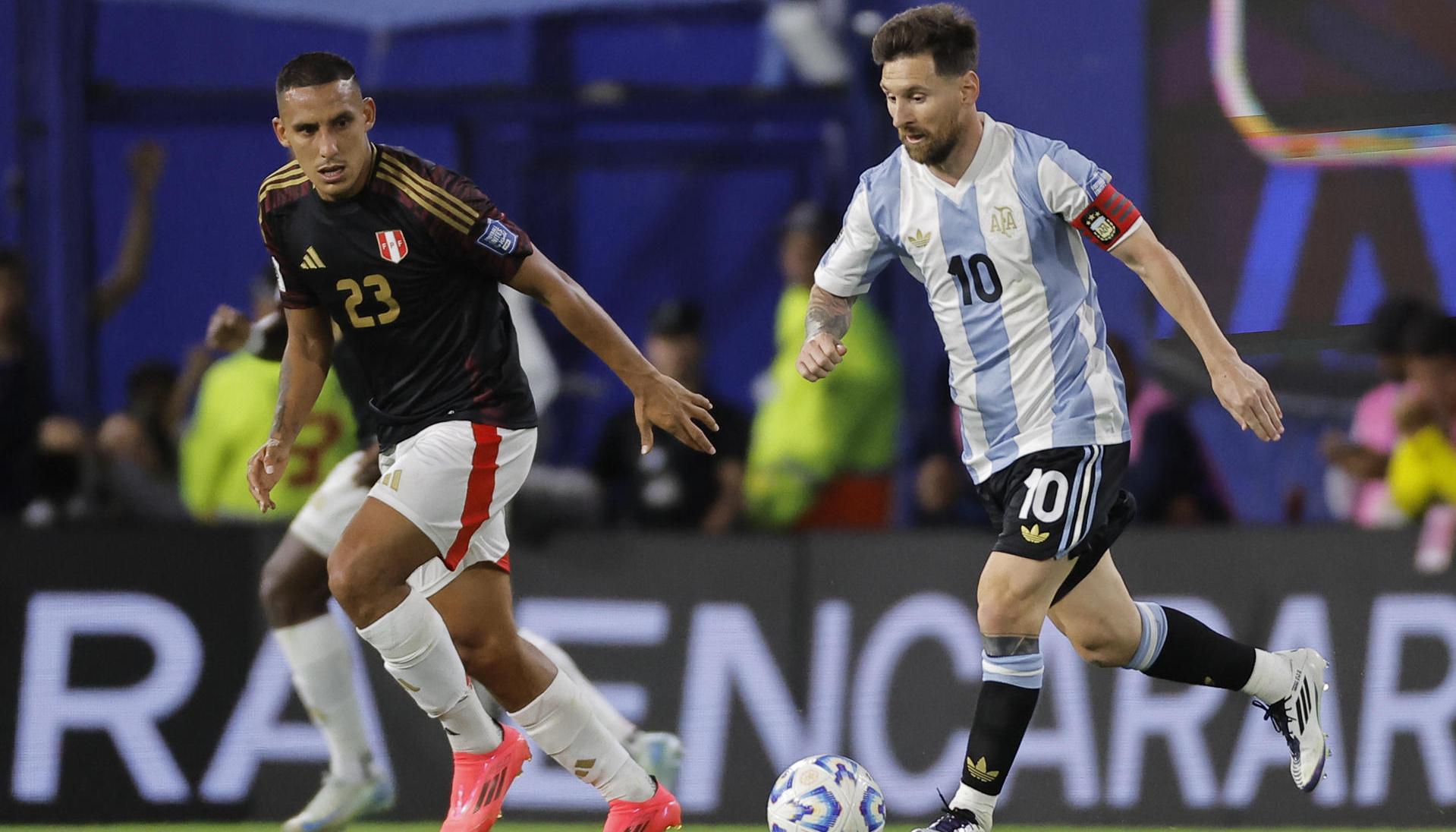 Lionel Messi en el juego ante Perú. 