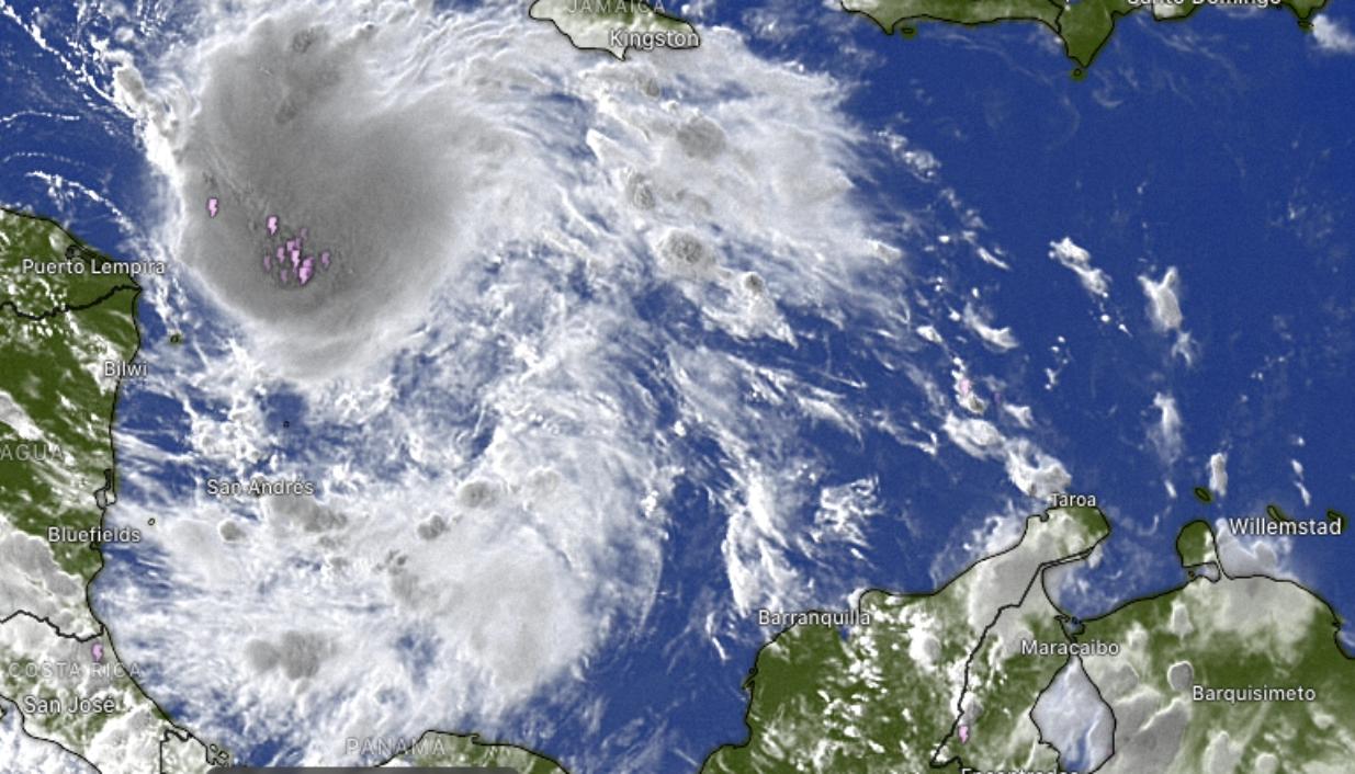 Las nubes negras es donde se encuentra actualmente el centro del este fenómeno en el Mar Caribe. 