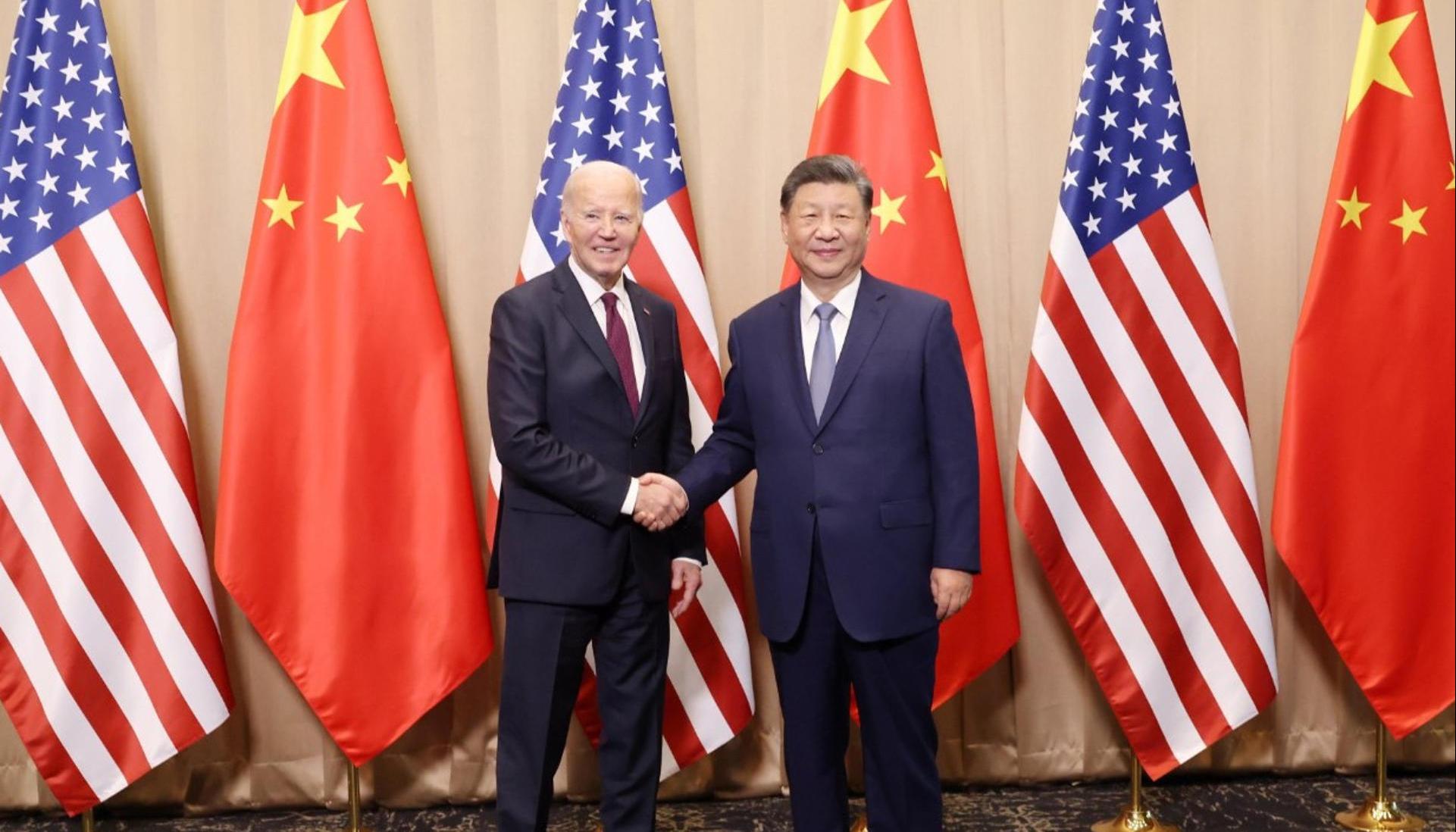 Presidente de Estados Unidos Joe Biden (i) junto a su homologo de China, Xi Jinping.