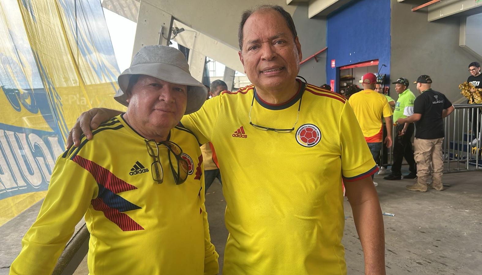 Manuel Caballero acompañado por otro hincha de la Selección Colombia.