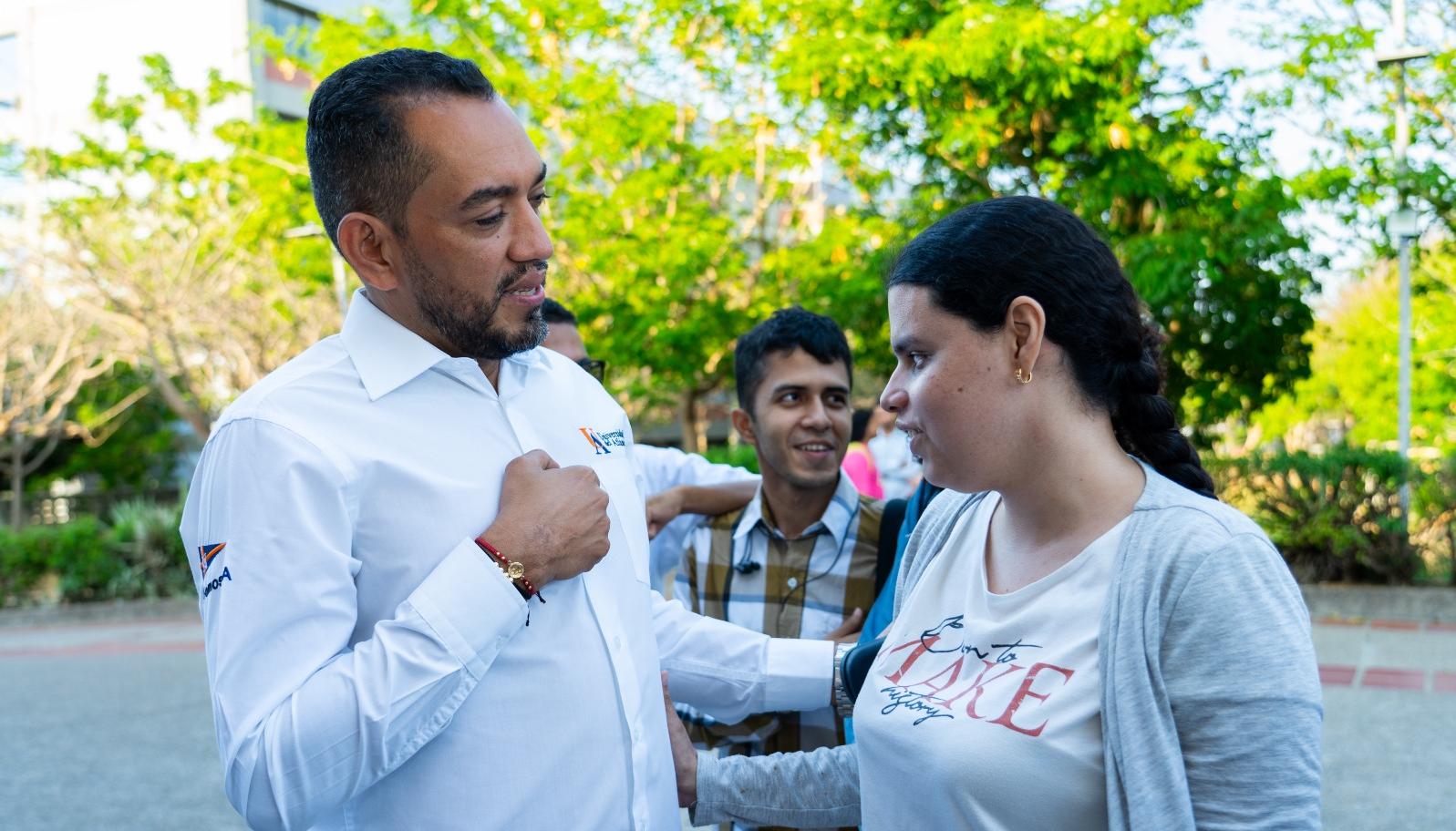 El rector de la Universidad del Atlántico, Danilo Hernández, con una beneficiaria.