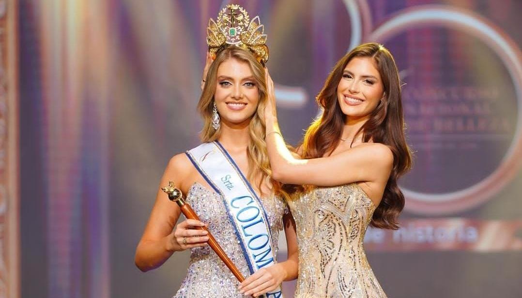 Catalina Duque Abreu recibiendo la corona de Sofía Osío Luna.