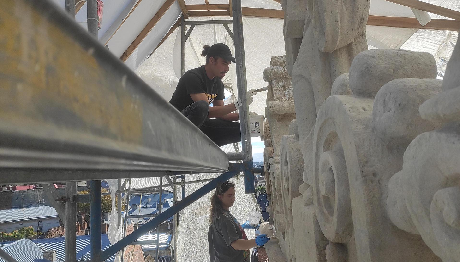 La restauradora Olena Savchuk trabaja en la restauración de la torre del antiguo monasterio benedictino del siglo XVII en Leópolis.