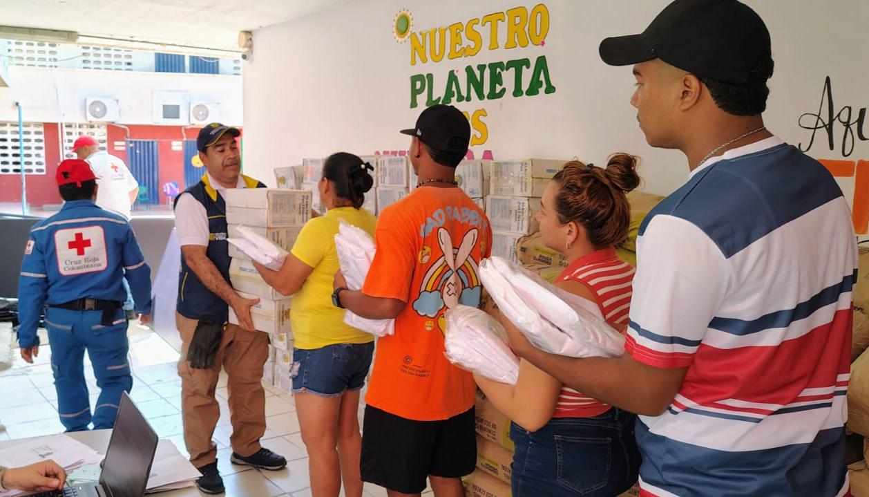 Entrega de ayudas a damnificados en Santa Marta por lluvias.