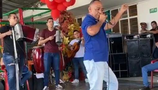 El cantante Sindo José Gámez,  el “Shakiro del Vallenato”, en una presentación.