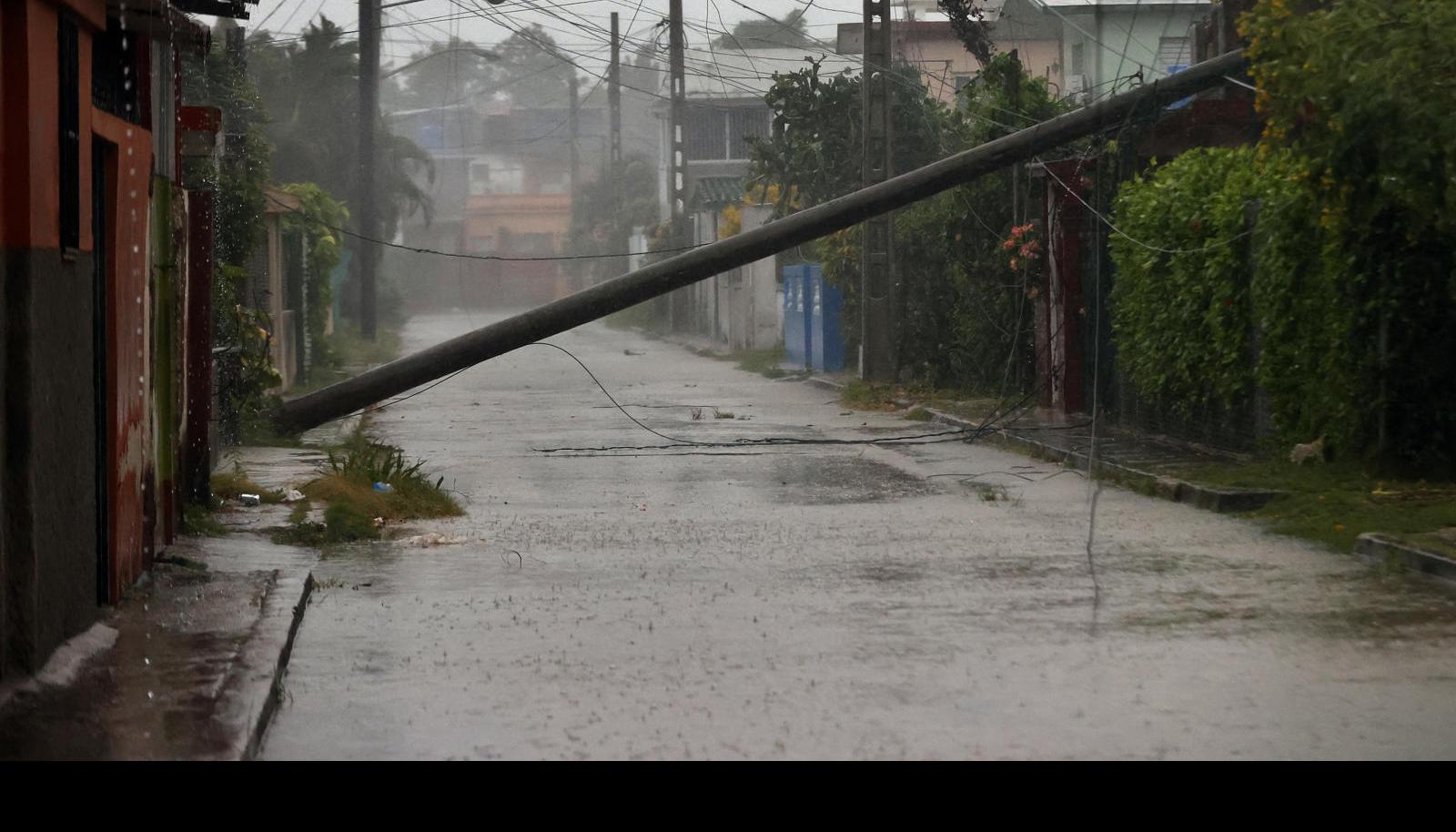Poste de red eléctrica caído debido al paso del huracán Rafael en La Habana. 