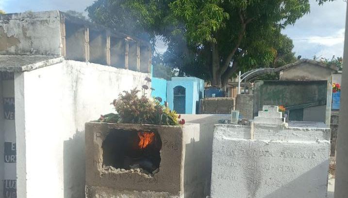 Tumba incendiada por desconocidos este lunes en el cementerio de Bosconia. 