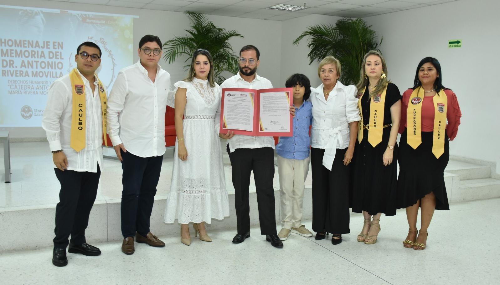 Entrega de placa conmemorativa y Resolución en honor a la memoria del “Dr. Antonio María Rivera Movilla”, al Dr. Lenin Ernesto Rivera Escolar y su familia.