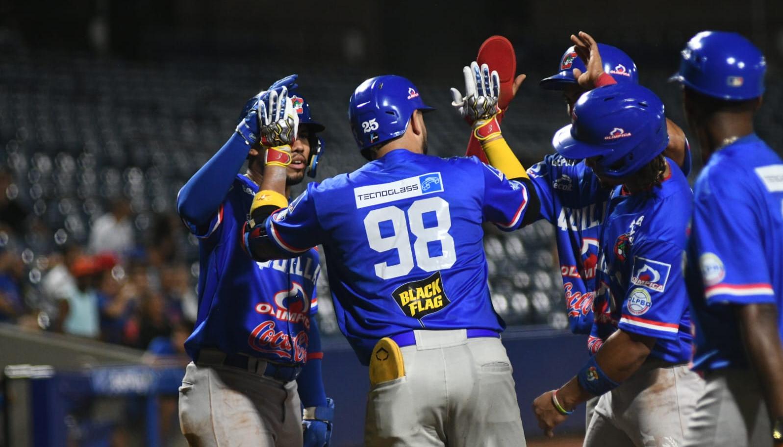 Estamy Ureña celebrando su segundo jonrón.