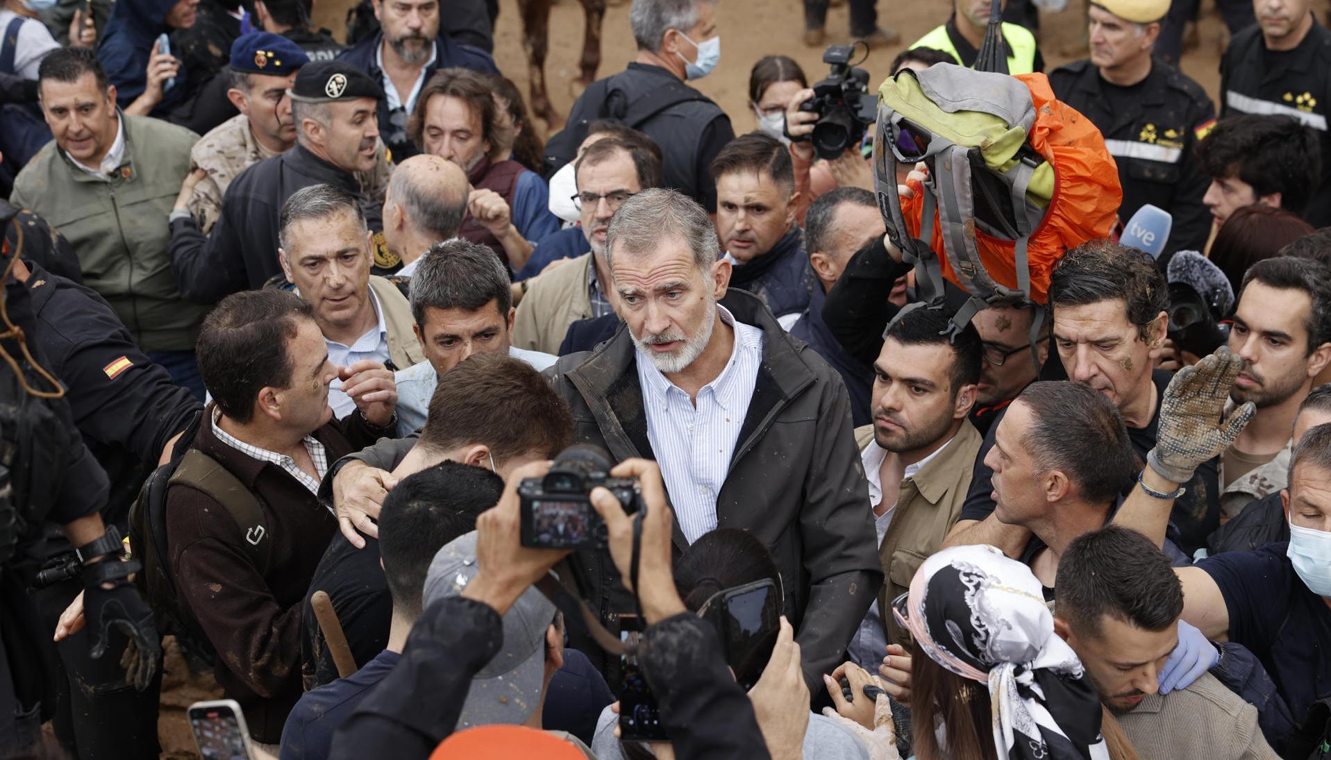 Rey Felipe VI dialogando con los afectados.