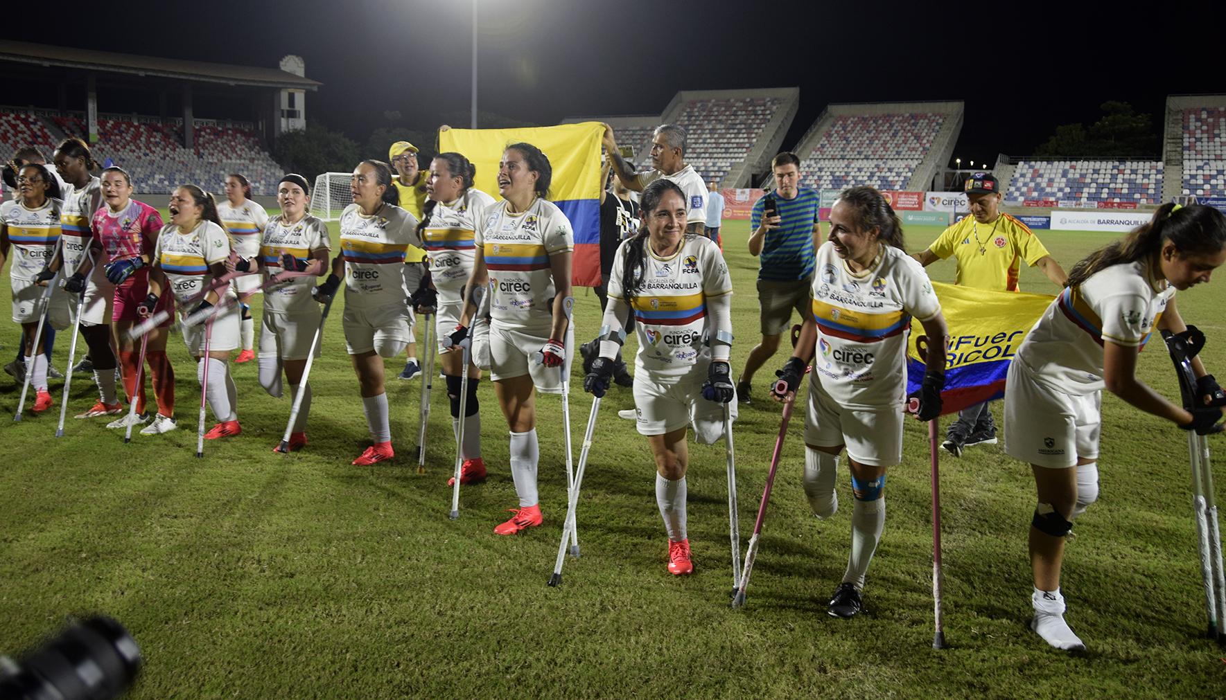 Jugadoras de Colombia celebran la clasificación a la final.