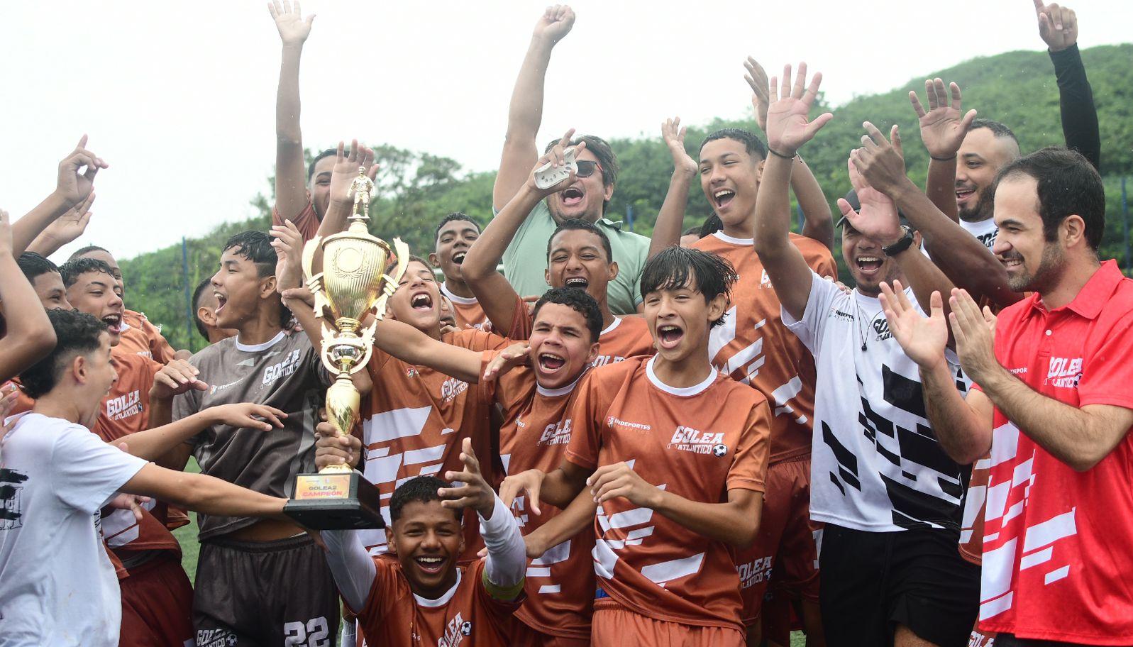Integrantes del equipo de Juan de Acosta tras recibir el trofeo que los acredita como campeones de 'Golea Atlántico II'.