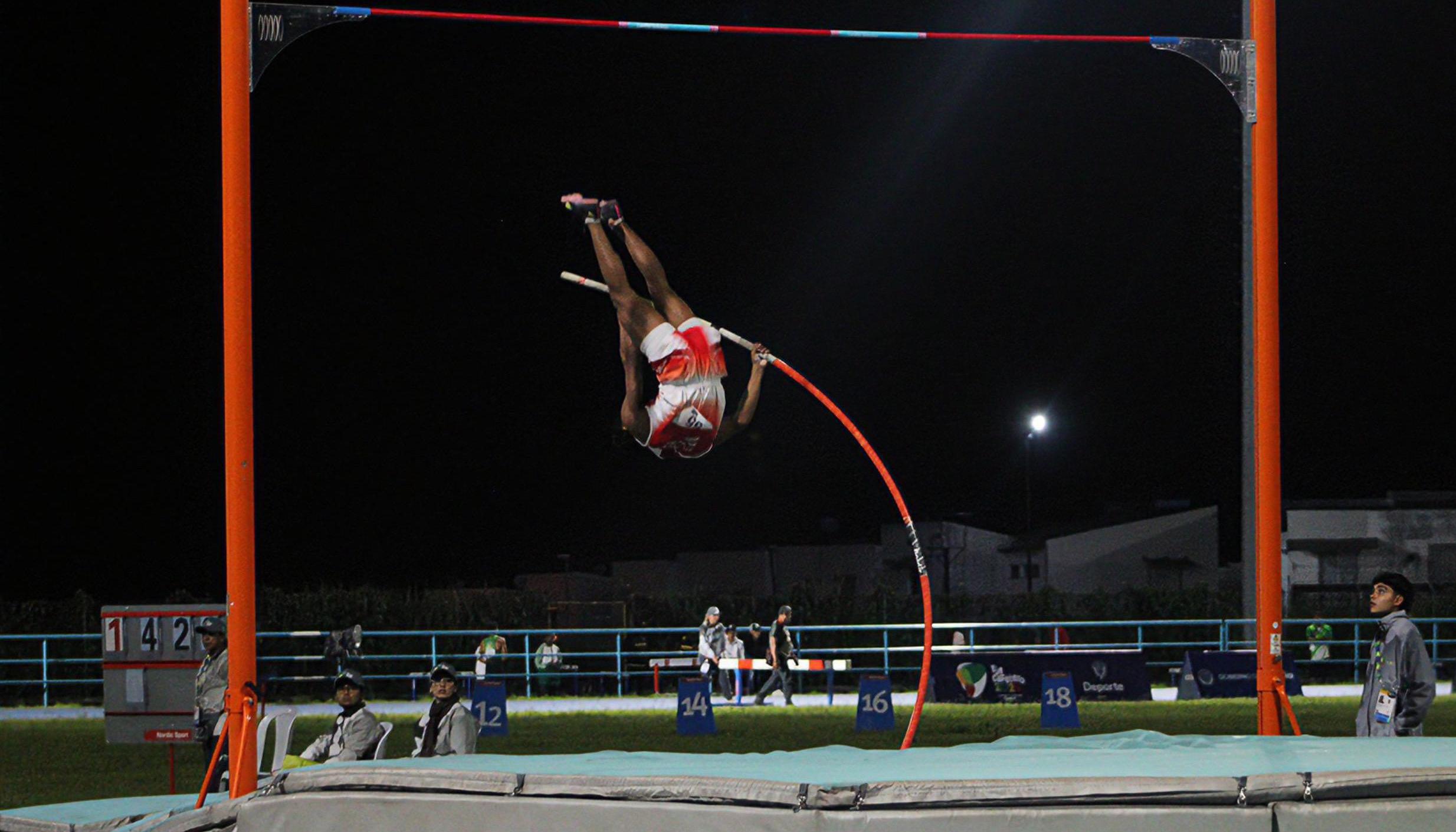 Andrés Torres durante su participación en la final del salto con pértiga.