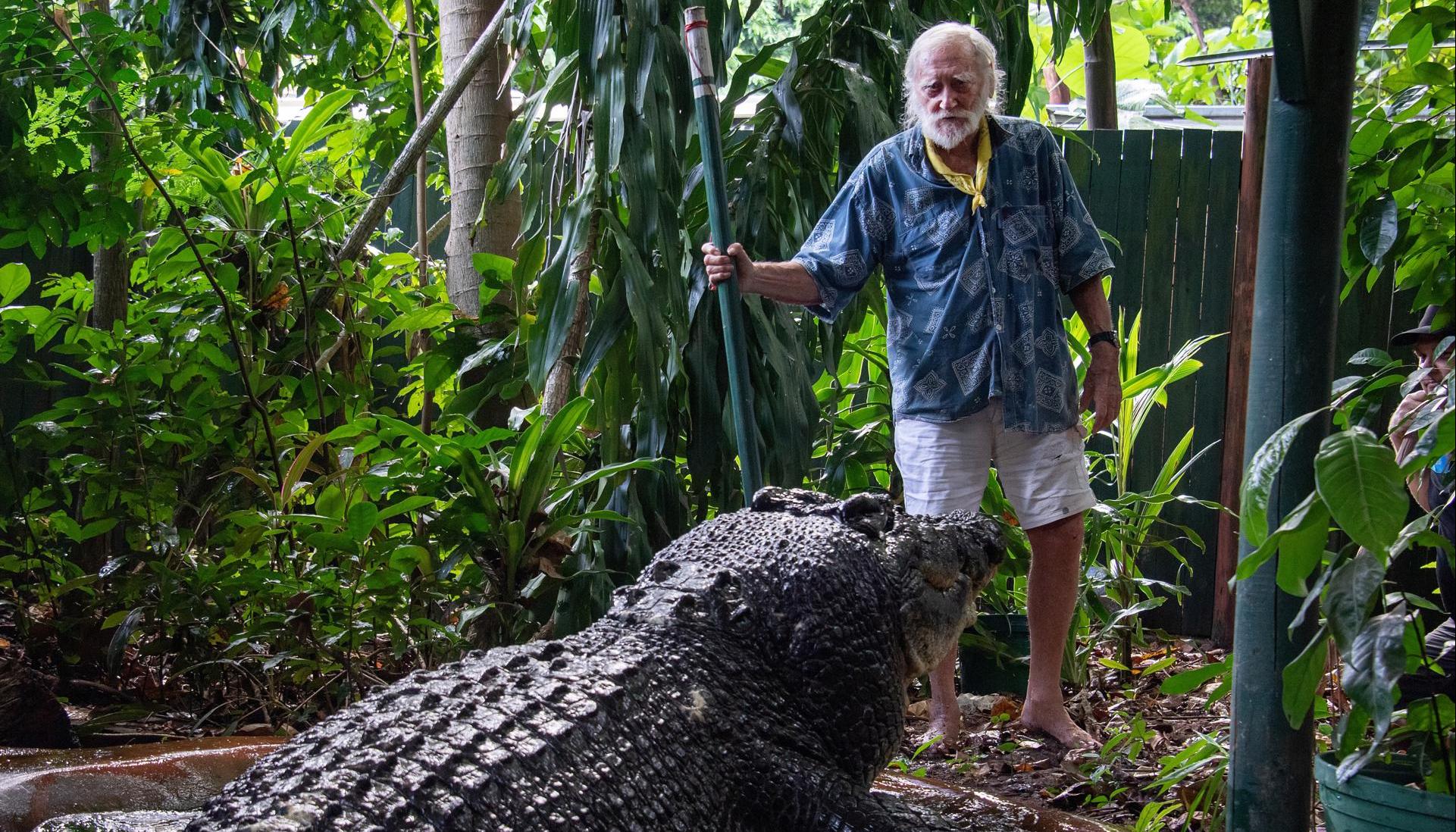Fotografía del cuidador del centro Marineland Melanesia de Australia con 'Cassius'.