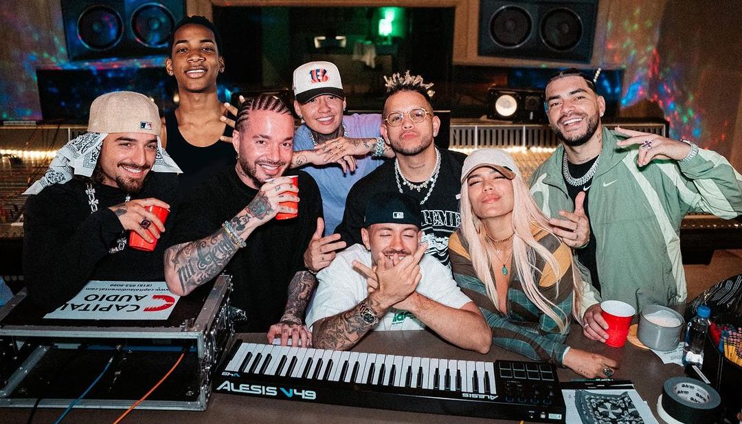 La canción fue realizada bajo la producción de Ovy on the drums, junto a Feid, Maluma, J Balvin, Karol G, Dfzm, Dfzm y Ryan Castro. junto a 