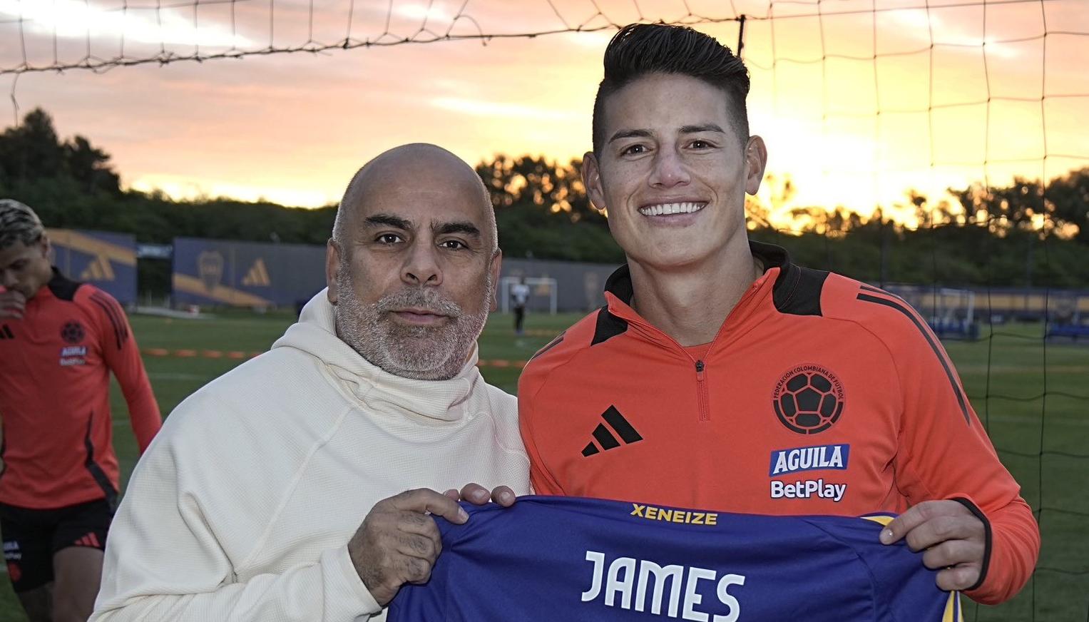 James Rodríguez con 'Chicho' Serna tras recibir su camiseta de Boca Juniors.
