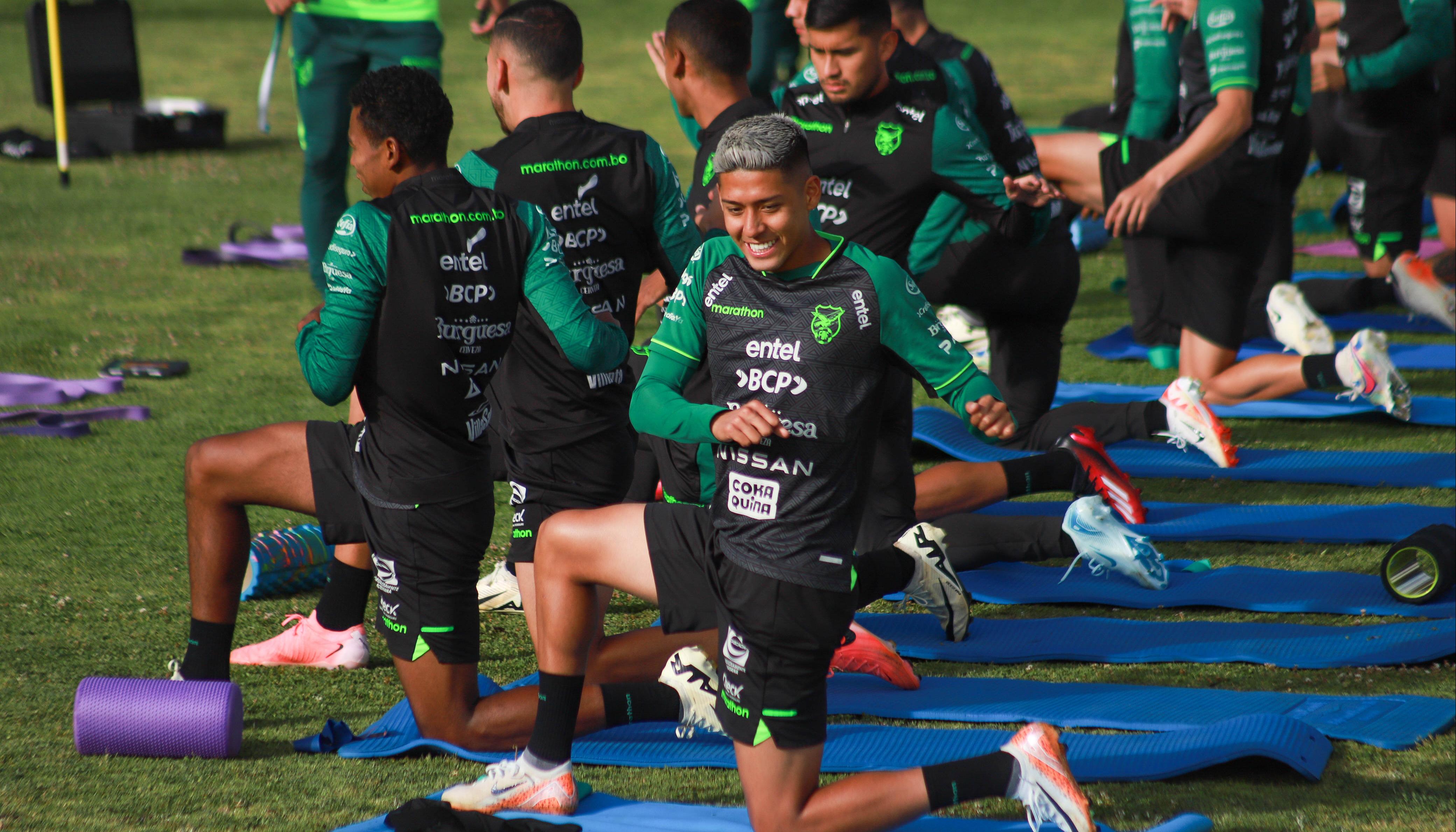 Integrantes de la selección boliviana durante un entrenamiento previo al partido contra Paraguay.