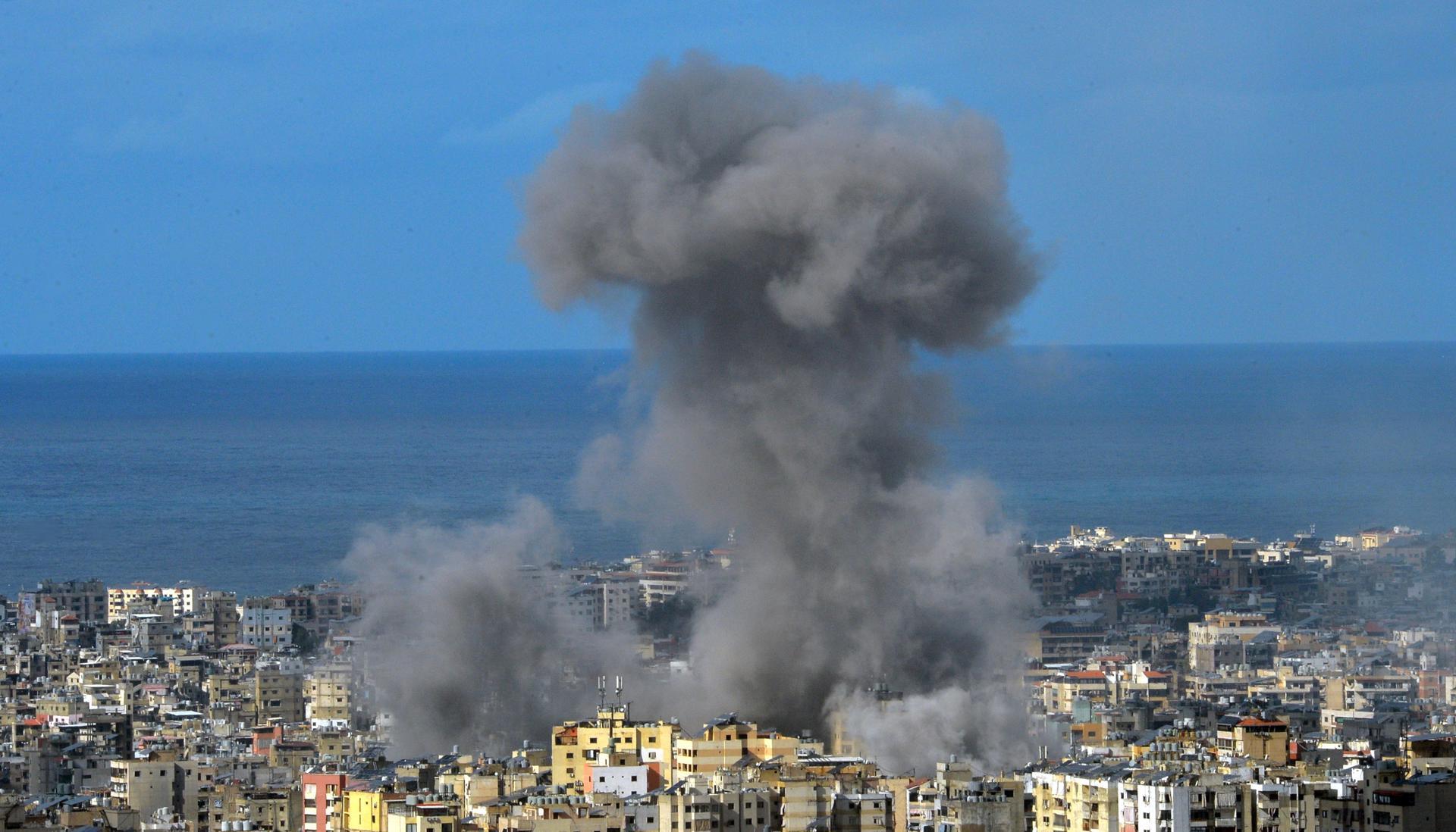 El humo se eleva tras un ataque aéreo israelí en el distrito de Dahieh, en el sur de Beirut.