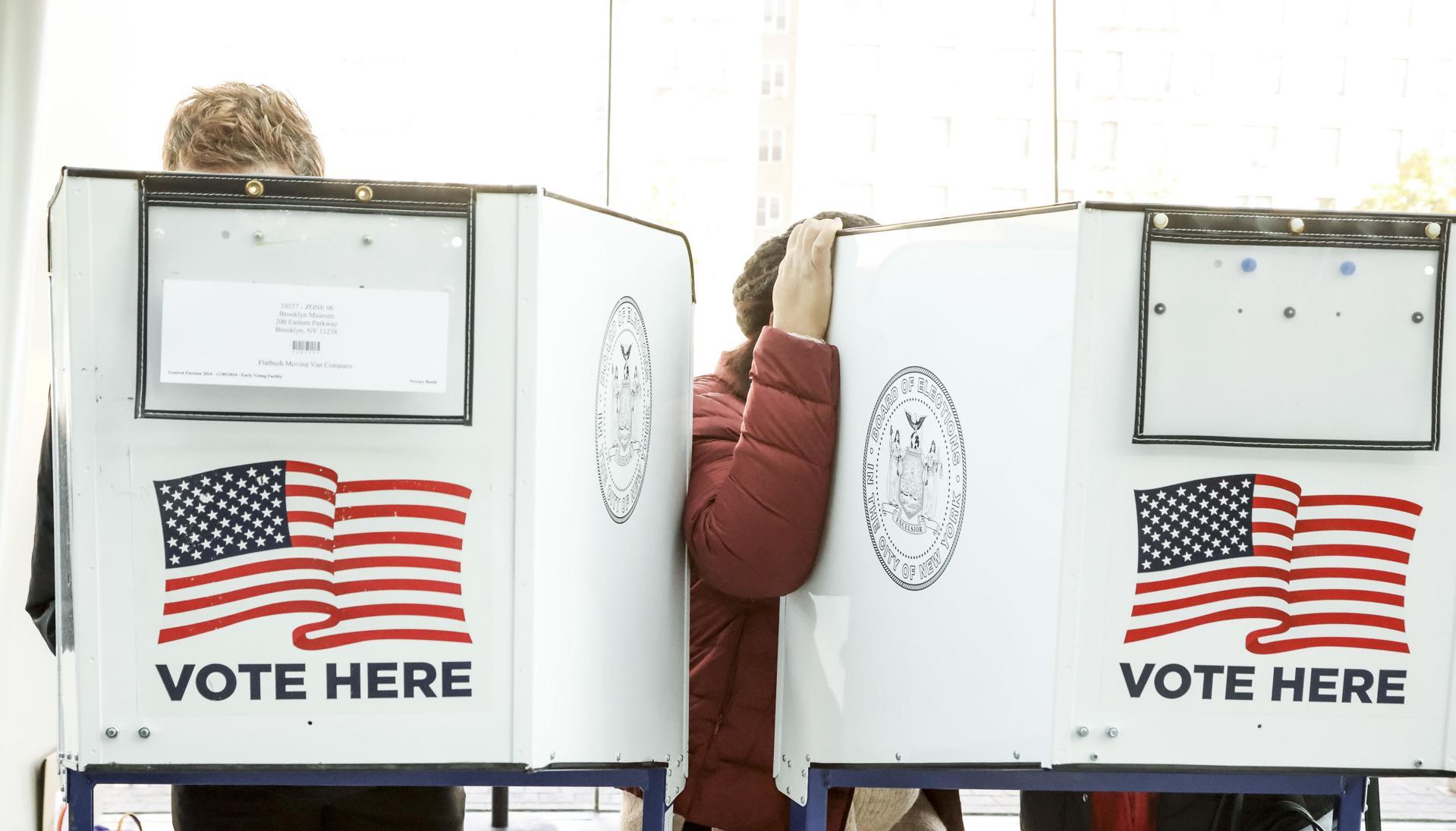 Votantes emitiendo sus votos en el distrito de Brooklyn en Nueva York. 